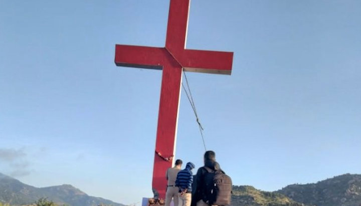 Демонтаж креста в Индии. Фото: cruxnow.com