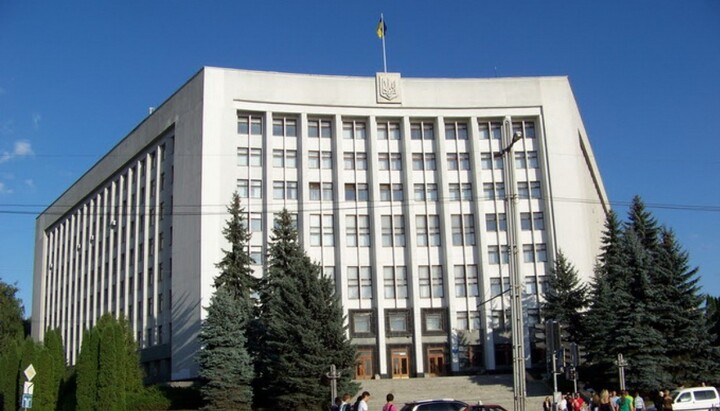 Керівництво Тернопільської ОДА відмовилось виконувати рішення суду щодо заборони перереєстрації громади УПЦ