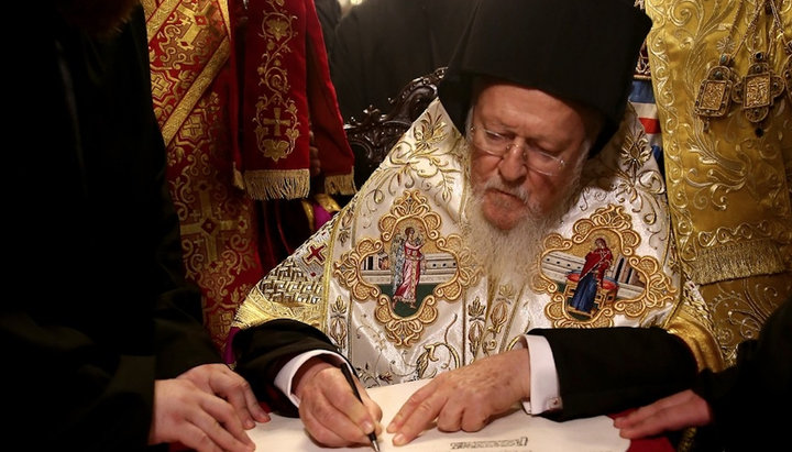 Патріарх Варфоломій підписує Томос для ПЦУ. Фото: zik.ua