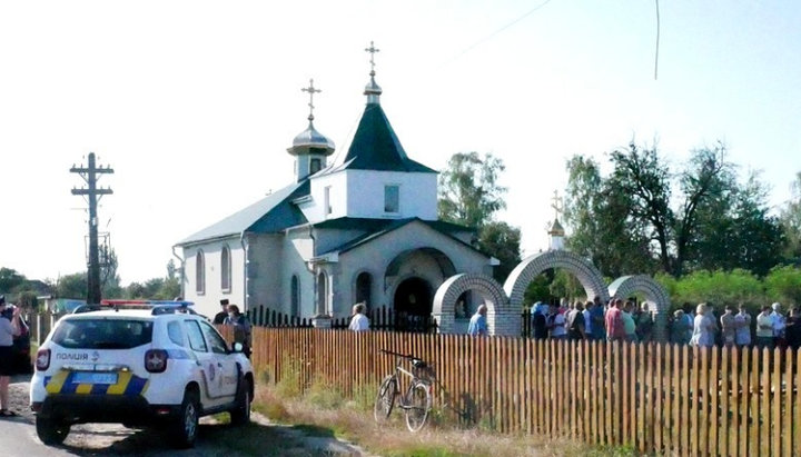 У селі Галинівка на Волині адепти ПЦУ намагаються захопити храм УПЦ. Фото: volyn24.com.