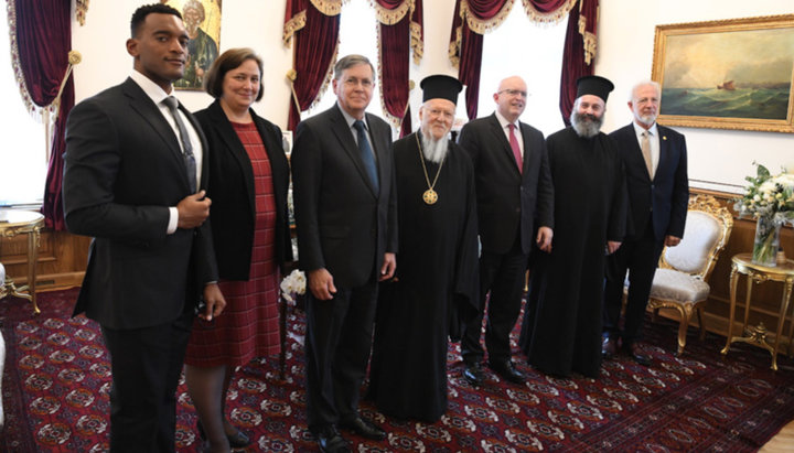 Εκπρόσωποι του Υπουργείου Εξωτερικών και Πατριάρχης Βαρθολομαίου. Φωτογραφία: romfea.gr