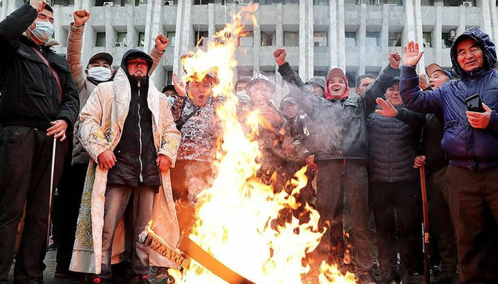 Протестующие у здания парламента Кыргызстана. Фото: tass