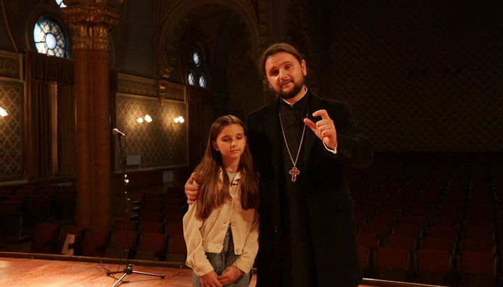 Archpriest Alexander Klimenko with his daughter. Photo: UOJ
