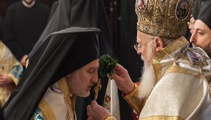 Архієпископ Елпідофор (ліворуч) і патріарх Варфоломій. Фото: pravmir.ru
