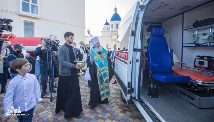 Metropolitan Agafangel consecrated the premises of the first-aid post and service cars. Photo: eparhiya.od.ua