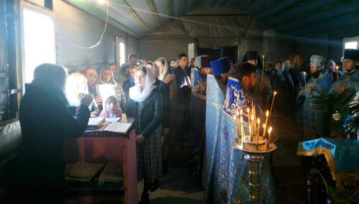 Στην γιορτή του ναού της Αγίας Σκέπης στο χωριό Βεσέλογιε έχουν μαζευτεί πολλοί ιερείς και πιστοί. Φωτογραφία: pravoslavna.βολίν.ua
