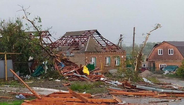 Ураган в Кропивницком снес крыши с домов. Фото: unn.com.ua