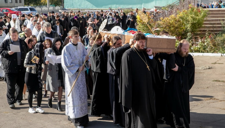 Крестный ход к месту погребения митрополита Иоанникия. Фото: eparhia.lg.ua