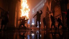В Чили участники протестов разграбили и сожгли два католических храма