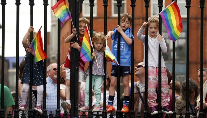 Діти з прапорами ЛГБТ. Фото: Focus