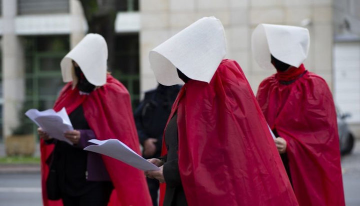 Феміністки протестують проти заборони абортів біля Конституційного суду Польщі. Фото: gettyimages.com