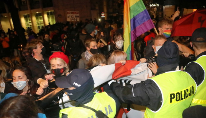 У Варшаві між протестуючими і поліцією сталися сутички. Фото: rmf24.pl