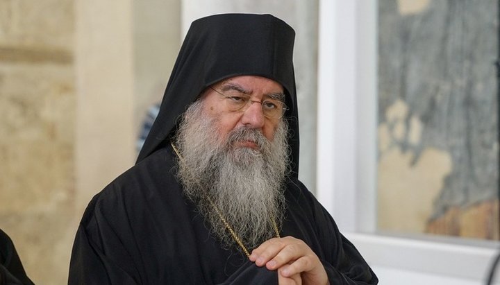 Archbishop Athanasios left the service in protest against the act of Archbishop Chrysostomos. Photo: romfea.gr