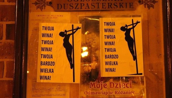 Листівки з текстом «Твоя вина!» на дошці оголошень поруч з костелом. Фото: onet.pl