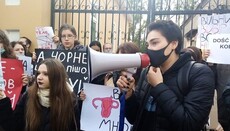Pro- and anti-abortion rallies take place near the Polish Embassy in Kyiv
