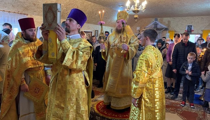 Ο επίσκοπος Αθανάσιος τέλεσε τη Θεία Λειτουργία στον προσωρινό ναό Αγίου Νικολάου της UOC. Φωτογραφία: pravoslavna.volyn.ua