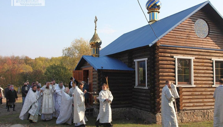 Архієпископ Феодосій освятив храм в селі Голов'ятине на Смілянщині. Фото: cherkasy.church.ua