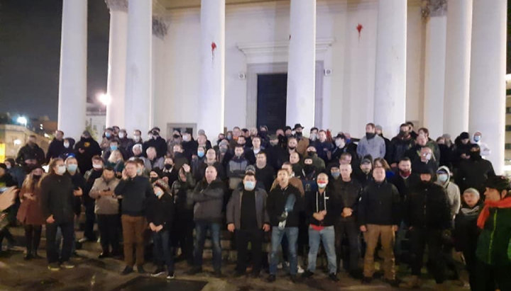 Захисники церкви св. Олександра у Варшаві. Фото: facebook.com/rbakiewicz