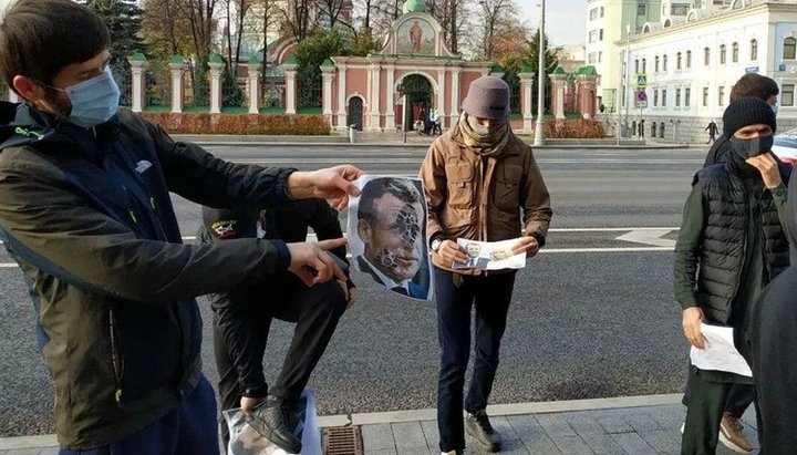 Біля посольства Франції в Москві учасники протесту скандують «Аллаху Акбар»