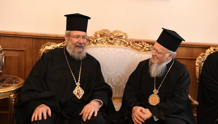 Ο Αρχιεπίσκοπος Χρυσόστομος και ο Πατριάρχης Βαρθολομαίος. Φωτογραφία: romfea.gr