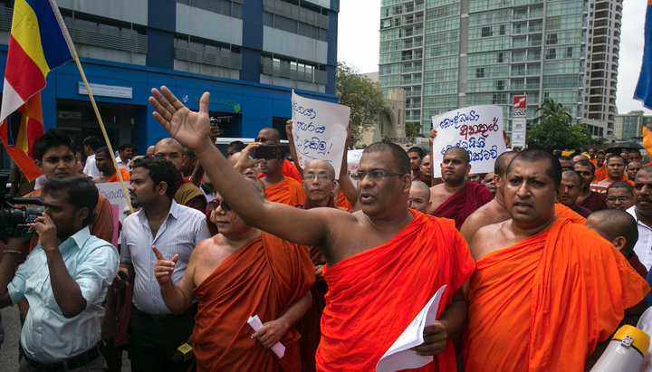 Буддийские монахи на митинге в Шри-Ланке. Фото: baznica.info
