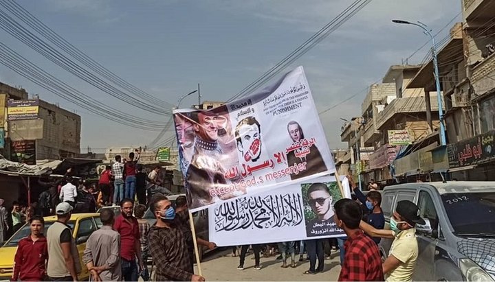 Мітинг на підтримку терориста в сирійській Рацці. Фото: twitter.com/jenanmouss