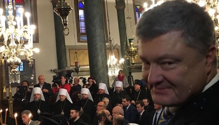Poroshenko during the Tomos-signing ceremony. Photo: BBC News Ukraine