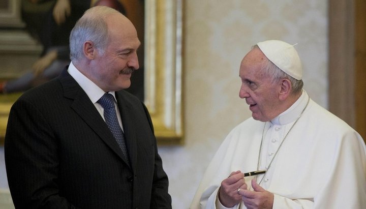 Alexandr Lukașenko și Papa Francisc. Imagine: blaber.pl