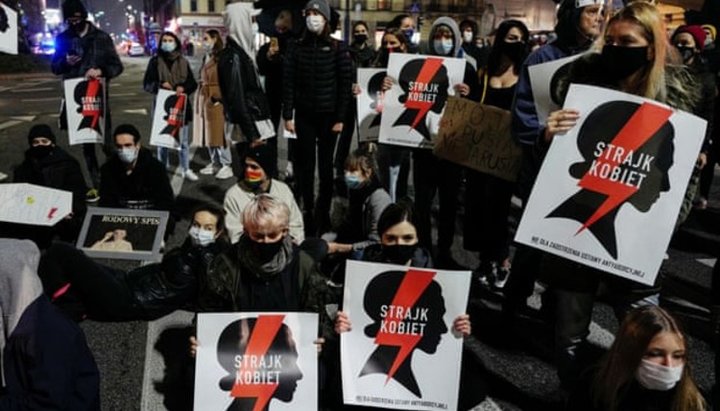 Учасниці акції протесту в Польщі з плакатами «Жіночий страйк». Фото: Reuters
