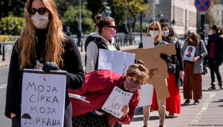 Рано чи пізно рішення про обмеження абортів в Польщі вступить в силу. Фото: cdn-news.konbini.com