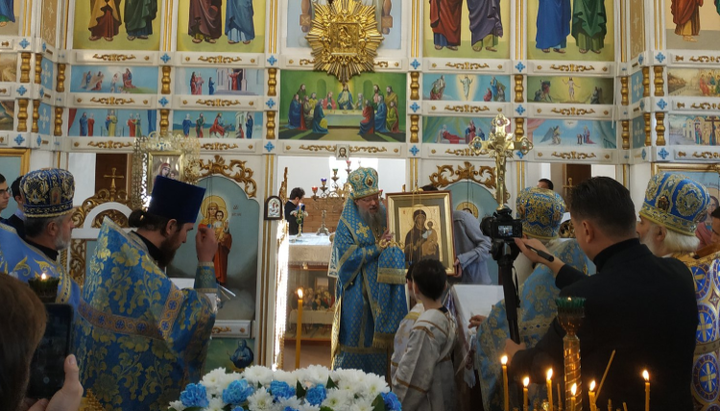 Предстоятель передав у дар громаді Задубрівка келійну ікону Богородиці