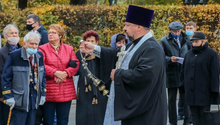 At the Eternal Flame in the Park of Eternal Glory, a litia was performed for all the dead and defenders of the Motherland. Photo: kdais.kiev.ua