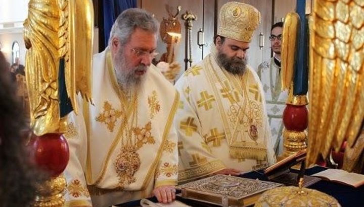 Sinodalii întrerup coslujirea cu Arhiepiscopul Hrisostom. Imagine: philenews.com