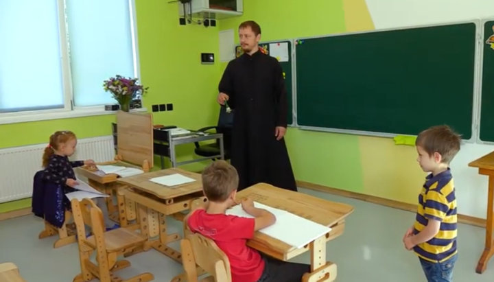 Директор школи – протоієрей Григорій Крижановський. Фото: скрін відео з YouTube-каналу священника