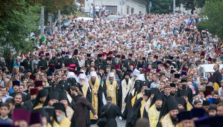 Mitropolitul Onufrie, ierarhii și credincioșii Bisericii Ortodoxe Ucrainene în timpul Procesiunii Calea Crucii de la Kiev. Imagine: fond-uv.ru