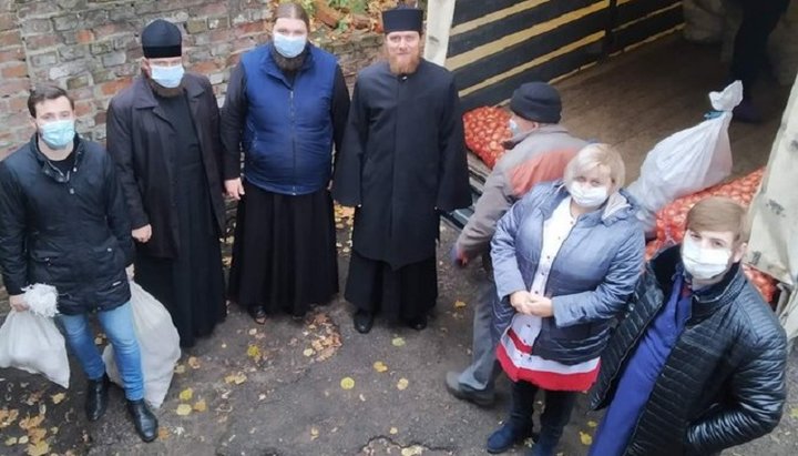 Помощь пациентам привезла братия во главе с настоятелем. Фото: orthodox.cn.ua