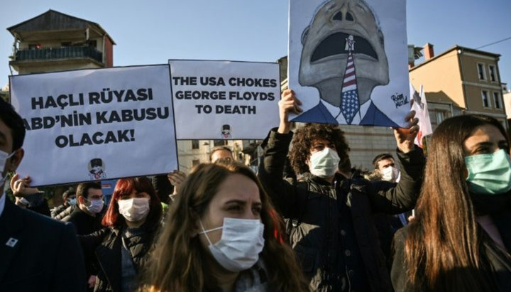 Turcii protestează împotriva sosirii lui Pompeo. Imagine: eminetra.com.au