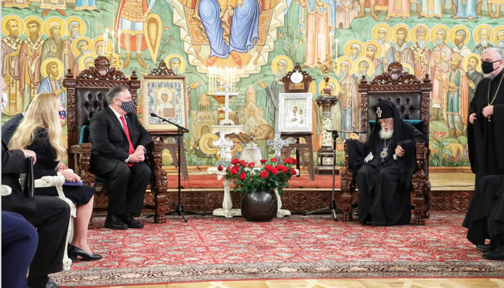 Patriarhul Ilie și Mike Pompeo (la stânga). Imagine: ge.usembassy.gov