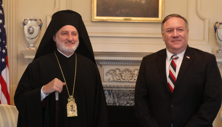Mike Pompeo și Elpidofor, conducătroul Arhiepiscopiei Fanarului în America. Imagine: twitter.com/Elpidophoros