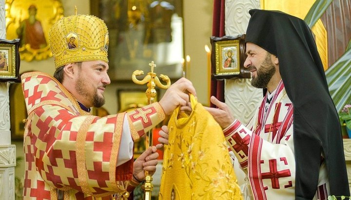 «Ιεράρχης» της OCU Αλέξανδρος (Ντραμπίνκο) και έξαρχος του Φαναρίου στην Ουκρανία, Επίσκοπος Μιχαήλ (Ανίσενκο). Φωτογραφία: facebook.com
