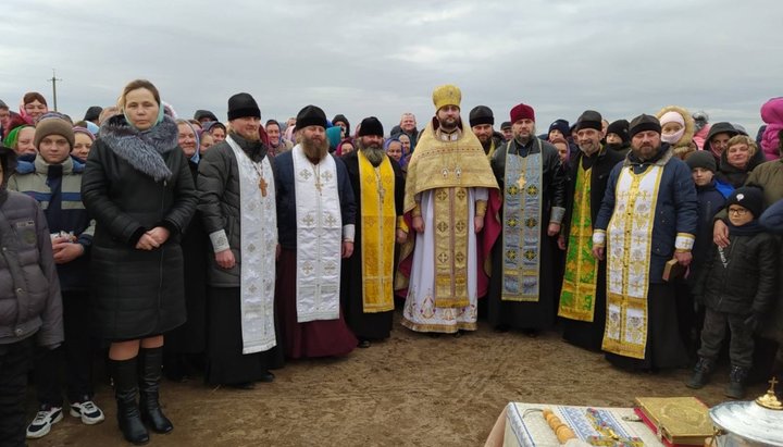 Громада села Поліське на освяченні місця під новий храм Фото: news.church.ua