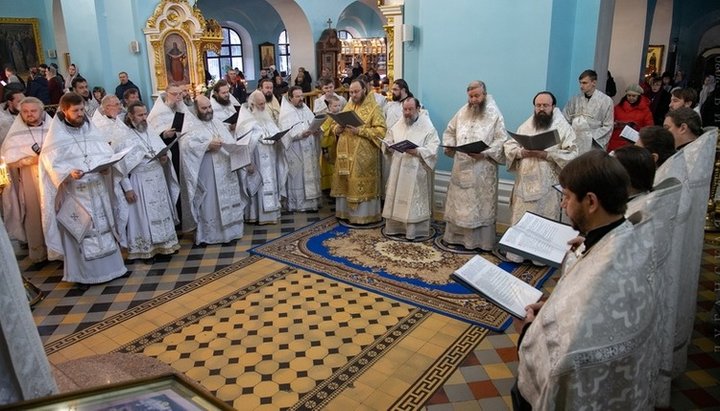 Заупокійна Божественна літургія в кафедральному соборі УПЦ Луганська. Фото: eparhia.lg.ua