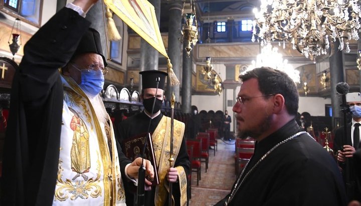 Патриарх Варфоломей и новый архимандрит Вселенского престола Элефтерий. Фото: Facebook-страница Константинопольского патриархата