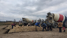 Жителі Поліського залили фундамент нового храму замість захопленого ПЦУ