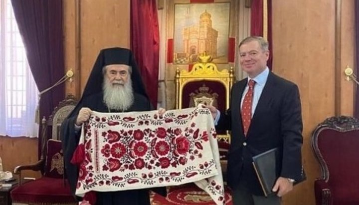 Ο Πατριάρχης Θεόφιλος και ο Πρεσβευτής της Ουκρανίας Ευγένιος Κορνιϊτσούκ. Φωτογραφία: israel.mfa.gov.ua