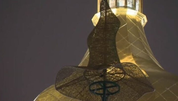 Шляпа, которая украсит новогоднюю елку в центре столицы. Фото: скриншот видео с YouTube-канала ТСН