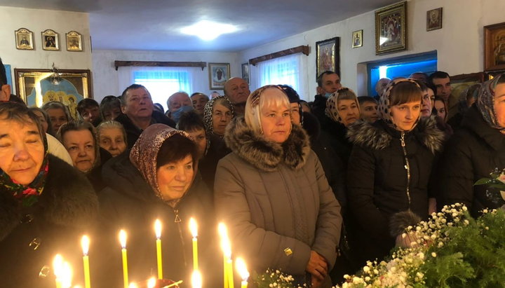 In Ptycha, first Liturgy held in house church in place of the seized by OCU