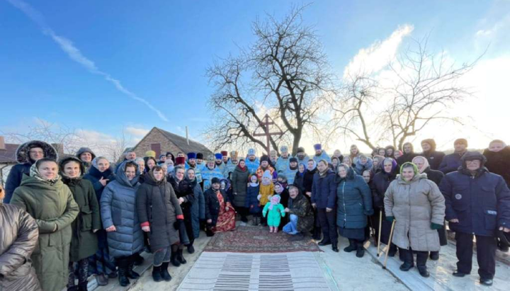 Η κοινότητα της UOC στο Οζεριάνυ αφού έβαλαν θεμέλια του νέου ναού. Φωτογραφία: pravoslavna.volyn.ua