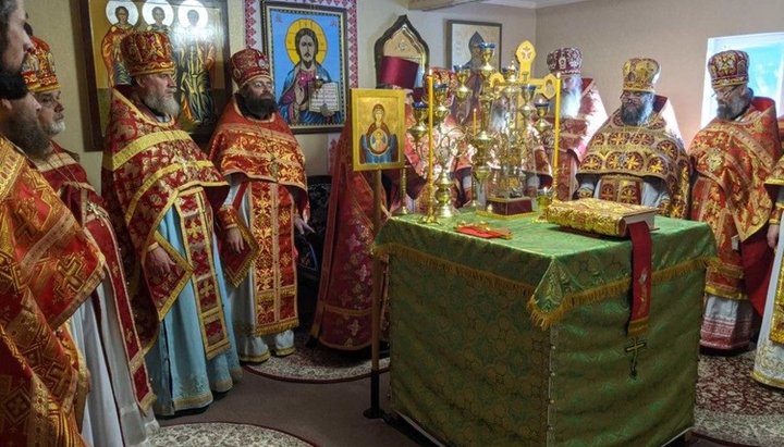 В Гриняве освятили новый престол и совершили первую литургию. Фото: ivano-frankivsk.church.ua