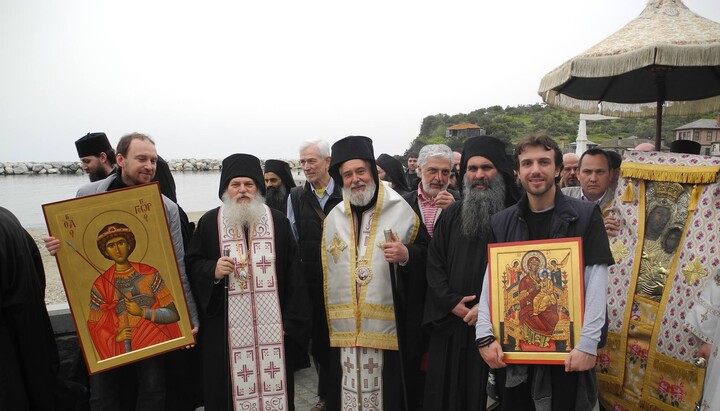 Настоятель Ватопедского монастыря архимандрит Ефрем и председатель Братства «Сыны Афона» (справа с иконой) Фото: siniafona.ru